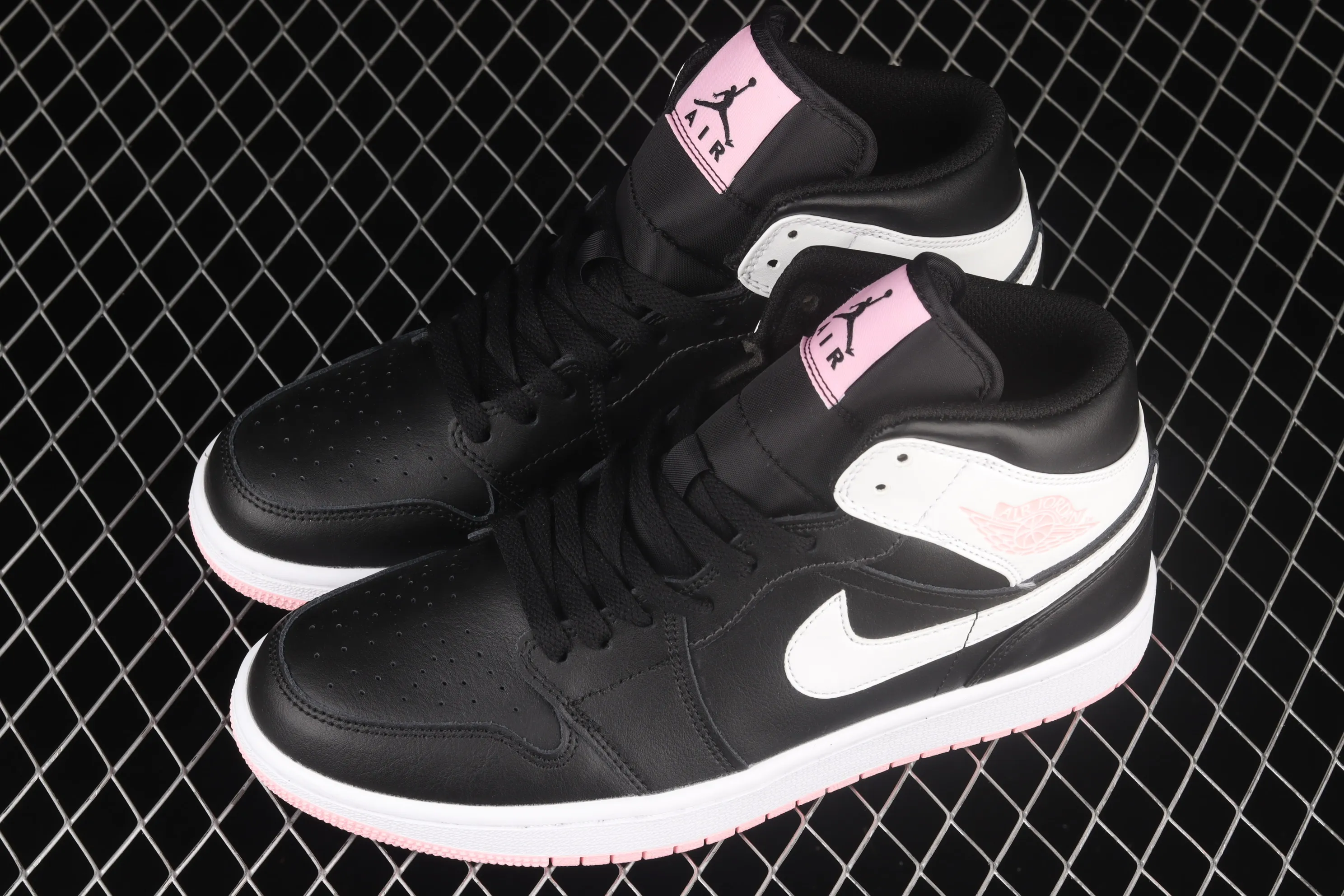 All categories Air Jordan Jordan series basketball shoes Air Jordan 1 Mid Air Jordan 1 Mid AJ1 Joe 1 black and white mid-top basketball shoes 555112-061